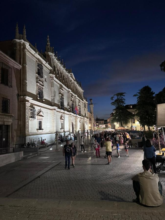 Sonar En La Plaza Cervantes 1 Alcalá de Henares Kültér fotó